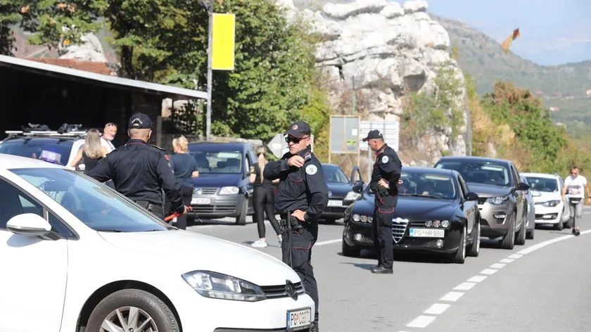 Kosova kökenli bir adam Sırbistan'da polis memurlarına rüşvet teklif etti ve ardından arabasına kapandı.