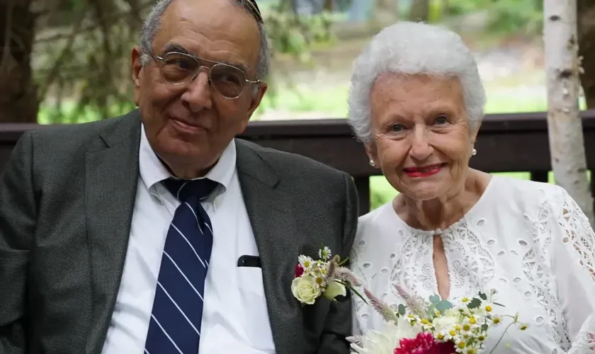 Engelman Çifti 70 Yıllık Evliliklerinde Aşklarını Bir Ritüelle Canlı Tutuyor