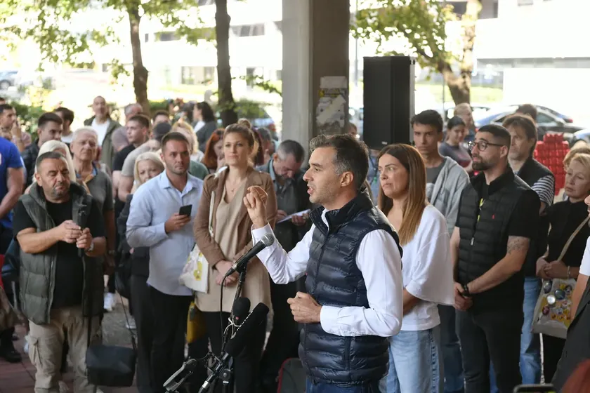 Belgrad'da belediye başkanının dövdüğü iddia edilen kadın meclis üyesi için protesto: Gözaltı ve tutuklama talep edildi