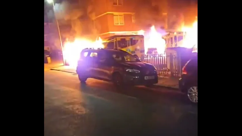 Britanya polisi Londra'da yakılan dört acil yardım aracını antisemitik suç olarak değerlendiriyor