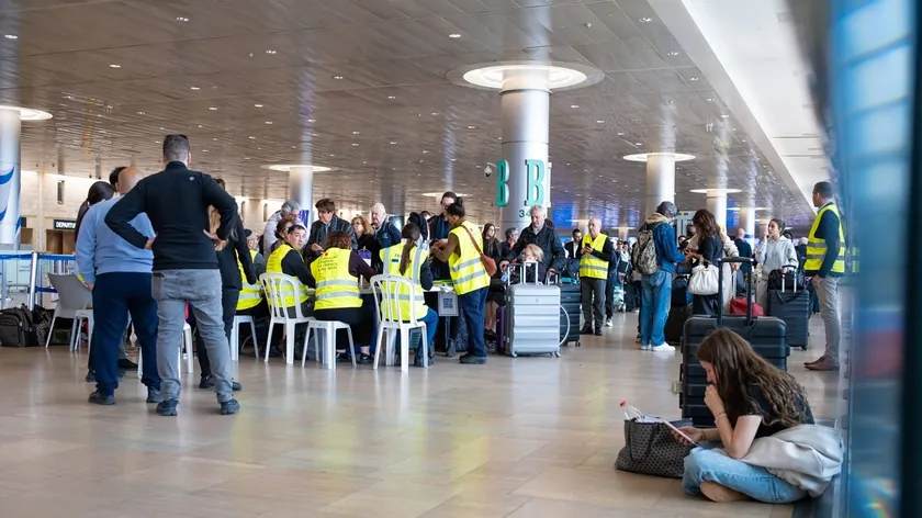 İran Ordusu İsrail'e Karşı Gelişmiş Arash-2 Dronlarıyla Tel Aviv Havalimanını Hedef Aldığını Duyurdu