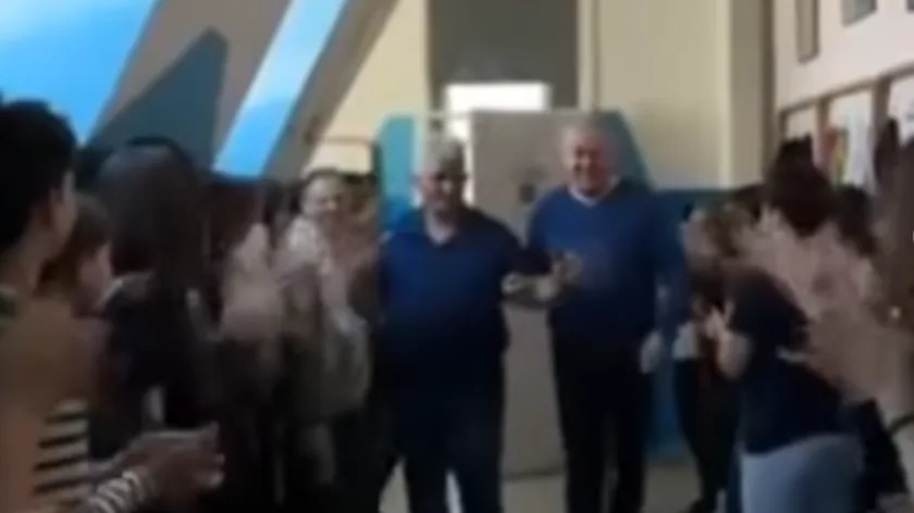 Sırbistan'da Öğrenciler Emekliye Ayrılan Öğretmenlerine Duygusal Bir Veda Yaptı