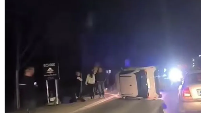 Sırbistan Çaçak'ta Trafik Kazası: Otomobil Şiddetli Çarpışmayla Yan Yattı