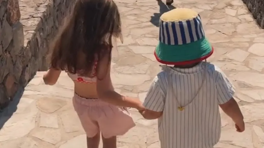 Miloş Biković ve Nina Janković ailesiyle ilk kez birlikte deniz kenarında vakit geçirdi.