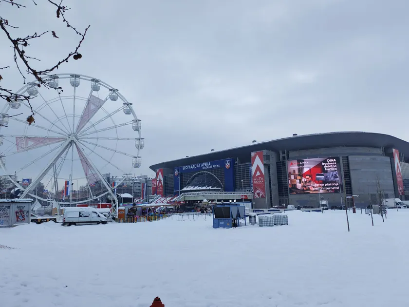 Beogradska arenada vaterpolo Avrupa Şampiyonası sırasında merdivenlerdeki tehlike dikkat çekiyor