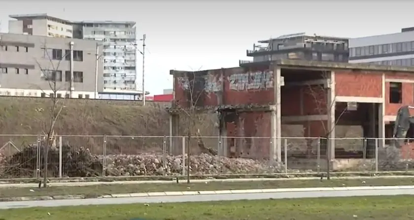 Sırbistan'ın Senjak semtinde bulunan eski Gençlik ve Spor Merkezi IMT'nin yıkılıp yerine 11 katlı bir binanın inşa edileceği planlanıyor.