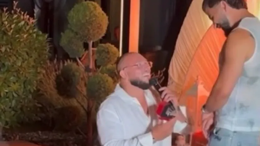 Rijaliti yarışmacı Tin Mlivić nişanlandı, Marina Visković düğün töreninde şarkı söyledi.