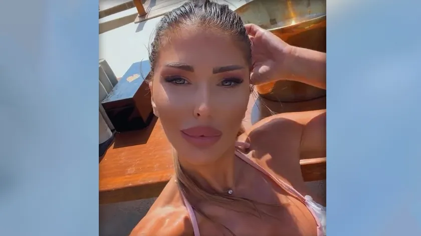 Ana Radulović Mikonos'ta tatil yapıyor.