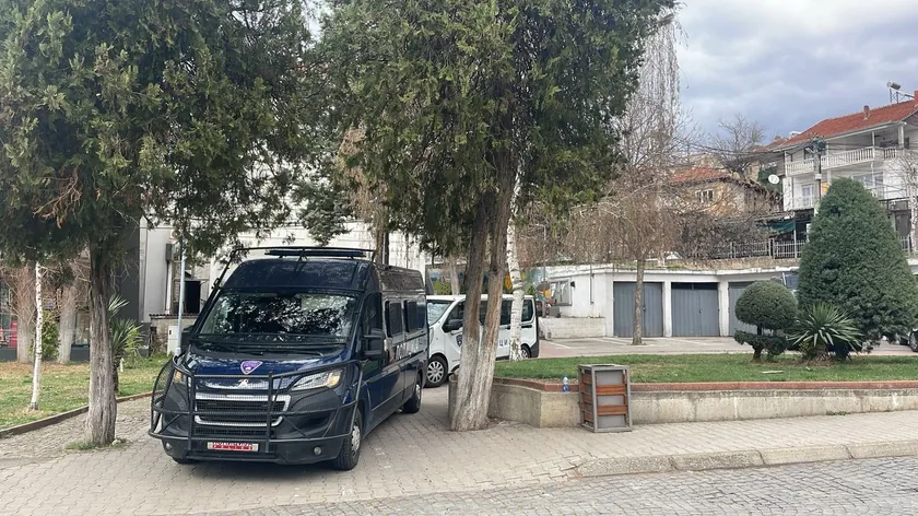 Tetova yakınlarında bir otobüs yolda kaldı Yolcu yoktu, sürücü aranıyor.