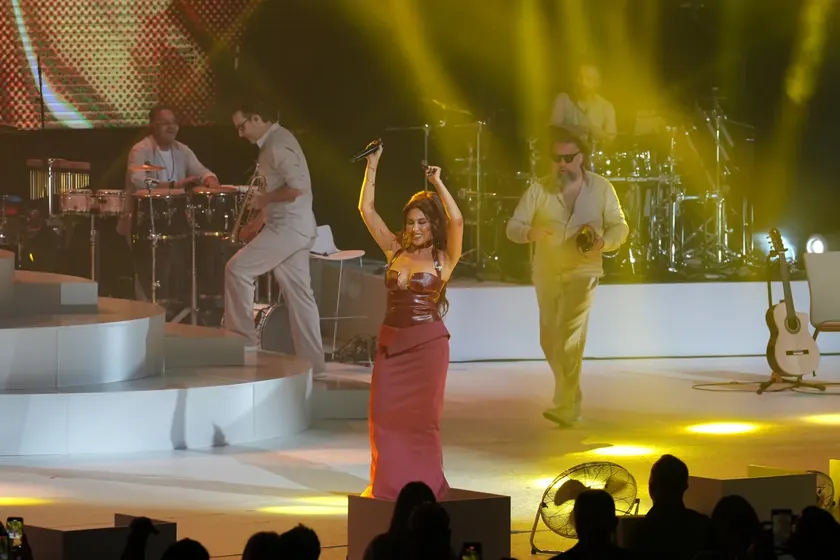 Sırp şarkıcısı Senidah bir konserti sırasında izleyici tarafından buzlanma nedeniyle durdurdu.