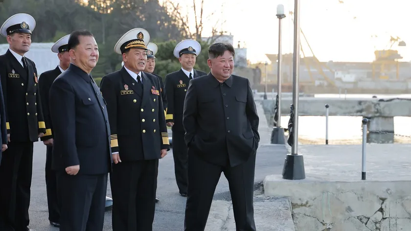 Kuzey Kore Kim Jong-un ülke kurucusunun yıl dönümü topçu yarışmasını denetledi