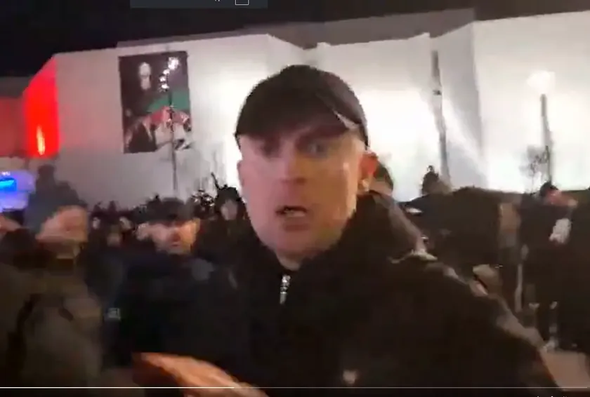 Sırbistan'ın Novi Sad kentinde gazeteciye yapılan saldırı anları kaydedildi