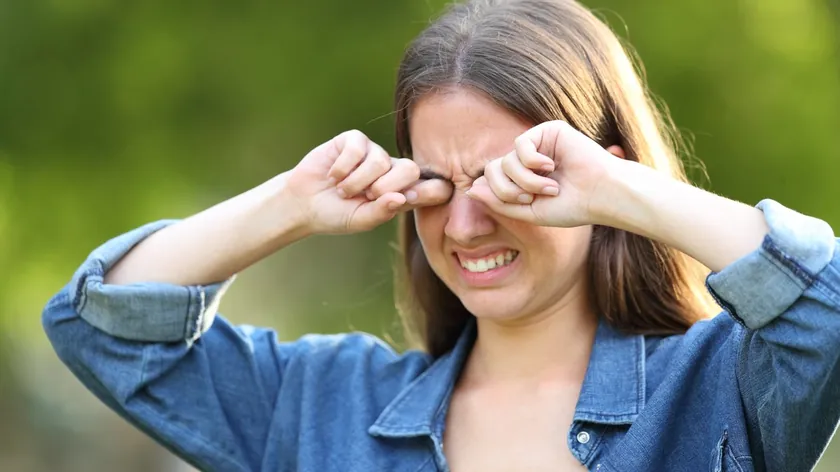 Sırbistan'da Göz Ovuşturmak Sağlığa Zararlı Ciddi Komplikasyonlara Yol Açıyor