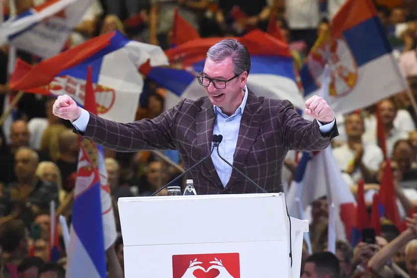 Sırbistan'da kamu ve devlet çalışanları partiye oy toplama kampanyasına zorlanıyor.