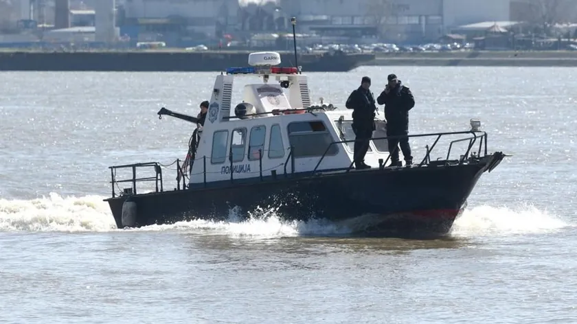 Petrovaradin yakınlarındaki Tuna Nehri'nde tekne alabora oldu bir kişi suya düştü