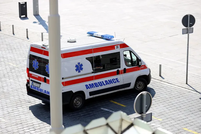 Belgrad'da gece kazası iki hafif yaralı bıraktı, ambulans 111 olaya müdahale etti