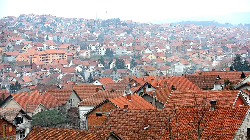 Sırbistan'da gençlerin ebeveynlerle yaşaması tartışıldı: Sınırlar ve özel hayat sorunu büyüyor