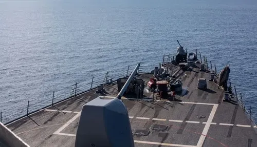 Amerikalı bir destroyerde 300 denizci dört gün boyunca suzsuz, besinsız ve tuvaletsiz kaldı.