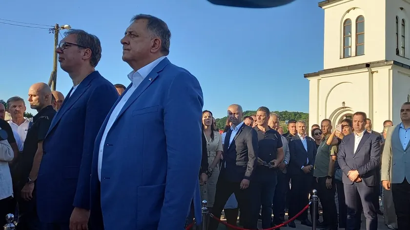 Sırbistan Cumhurbaşkanı Aleksandar Vučić ve SNSD Başkanı Milorad Dodik Manjaça'da halkın kutlamalarına katılıyor.