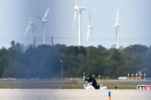 Lajpcig aerodromunda drone bulunması nedeniyle havalimanı trafiği durduruldu.