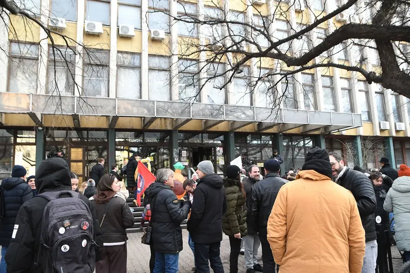 Sırbistan Novi Sad'da gözaltındaki aktivistler için 17 dakikalık yol kapatma protestosu.