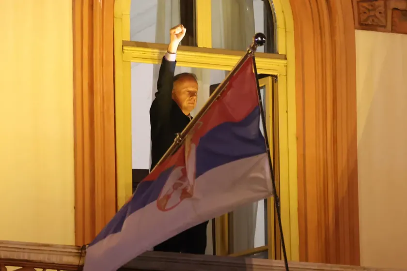 Sırbistan'da Belgrad Rektörlük Binasına Baskın: Dekanlar Polisle Müzakere Etti