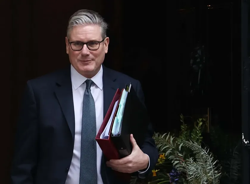 Britanya'da İşçi Partisi seçim hezimeti sonrası lider Starmer istifa baskısı altında