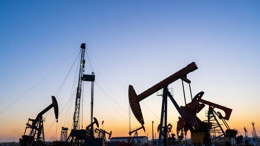 Küresel Petrol Fiyatları Yükselişte, Varil 124 Dolara Ulaştı, Enflasyon Endişeleri Artıyor