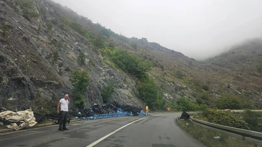 Gornji Milanovac'ta kamyon prikolicasının devrilmesiyle gajbeler yola saçıldı.