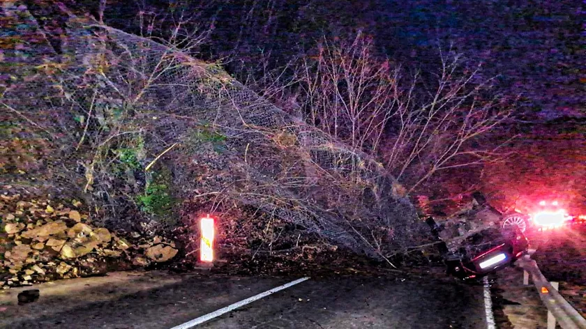 Sırbistan'da Novi Pazar-Kraljevo Yolunda Heyelan Sonucu Araç Ters Döndü