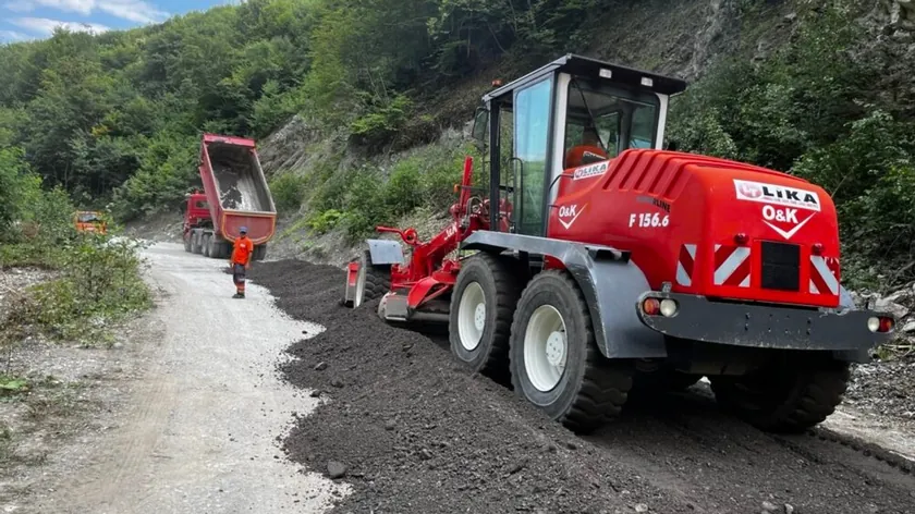 Sırbistan hükümeti, Visoki Deçan manastırı çevresindeki inşaat çalışmaları hakkında uluslararası temsilcileri harekete geçirmeye çağırıyor.