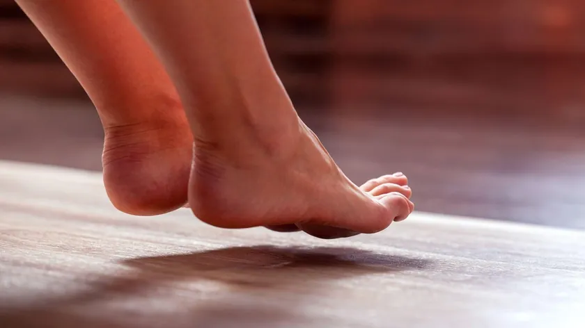 Hodanje bosih nogu evrende hem faydaları hem de zararları vardır.