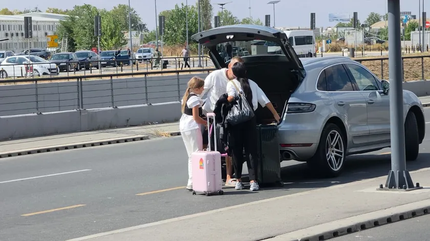 Televizyon sunucusu Aleksandra Jeftanović ve kızı havaalanına döndüklerinde eşi tarafından karşılandı.