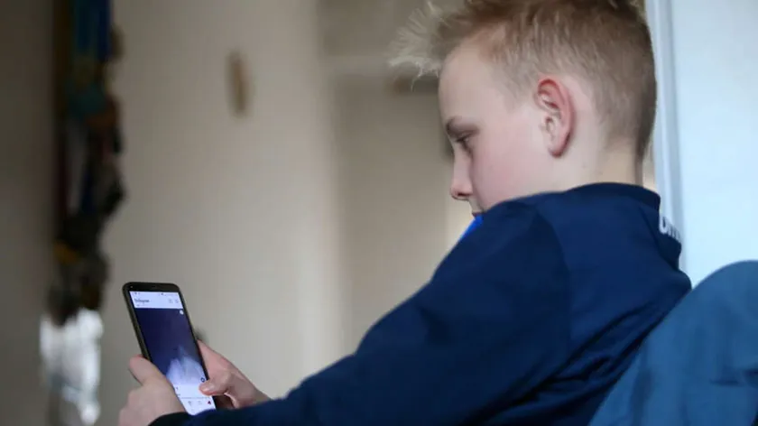 Fransa Senatosu 15 Yaş Altı Küçüklerin Sosyal Medya Kullanımına Yasak Tasarısını Görüşüyor