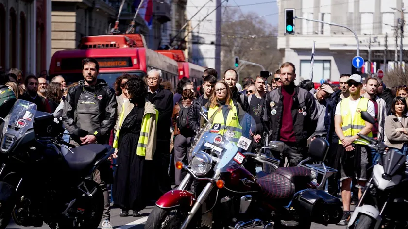 Sırbistan'ın başkenti Belgrad'da öğrenci grubu protesto yürüyüşü düzenleyerek taleplerini dile getirdi
