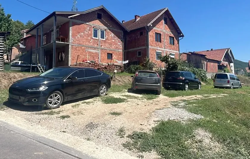 Policija altı otobüs durağında kontrol yaparak dört kişiyi gözaltına aldı.