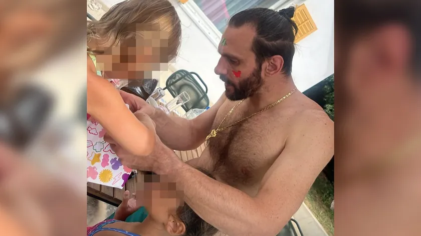 Anabela Atijas, ailesiyle bir havuz kenarında vakit geçiriyor.