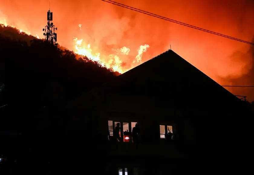 Sırbistan'ın Herceg Novi bölgesinde çıkan büyük yangın dramatik bir geceye yol açtı.