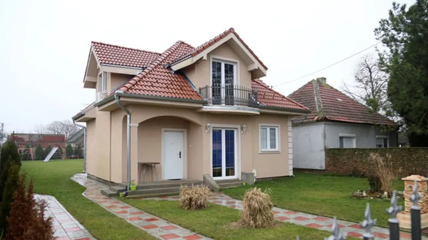 Sırp futbol yıldızı Duško Tošić, ailesine Orlovat'ta lüks bir villa yaptırdı.