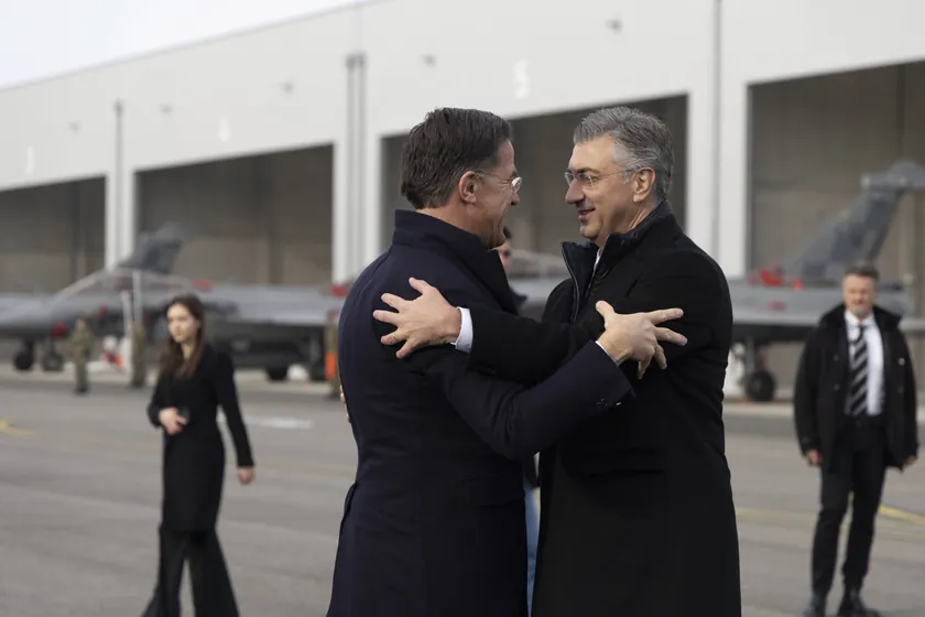 NATO Genel Sekreteri Zagreb'de: Plenković ve Askeri Yetkililer Yeni Ekipmanı Gösterdi