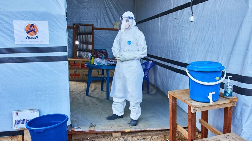 Dünyaya kara senaryo tehdit ediyor Ebola'dan etkilenenler sokaklarda ölüyor, para gereken yere gitmiyor.