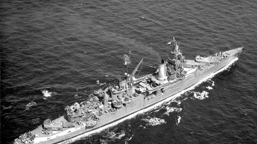 USS Indianapolis'ın Felake Pasifik'te Batmış ve Ayılar Askerleri Yedi