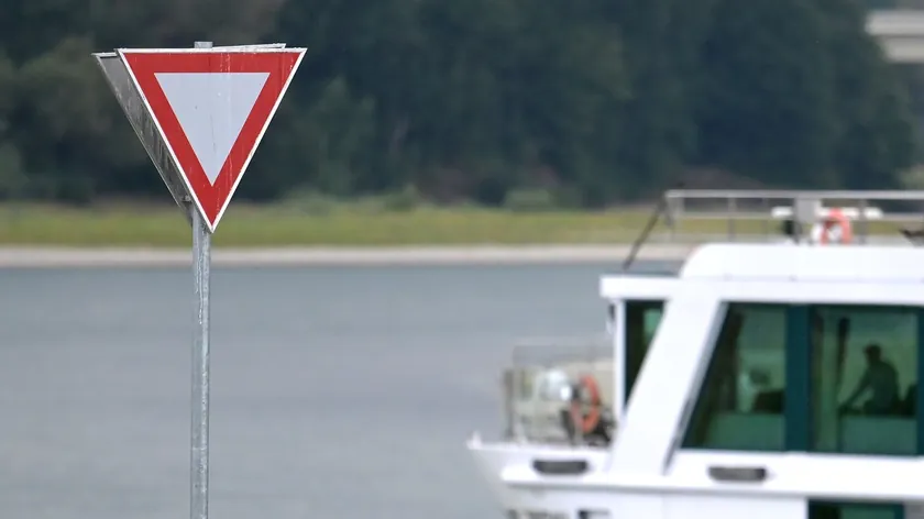 Dunav'da Bir Gemi Betonla Çarpıştı 200 Yolcu Yaralandı