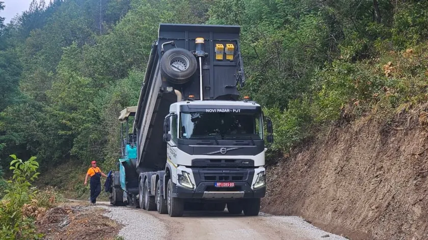 Sırbistan'ın Slatina-Brodarevo yolunun asfaltlanması bölgedeki köyleri ve tarım sektörünü kurtarıyor.