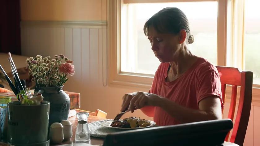 Australijalı Džo Nemet'in hayatı para ve tasarruf olmadan geçiyor.