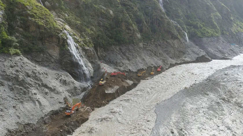 Kine ve Nepalin sınırında yeni bir tehdit Kaymalar büyük bir göl oluşturmuş, tehlikeli hale gelmiştir.