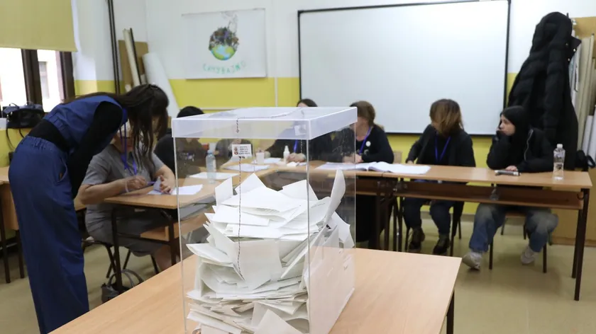 Sırbistan'da On Belediyede Yerel Seçimler Tamamlandı, İlk Sonuçlar Bekleniyor