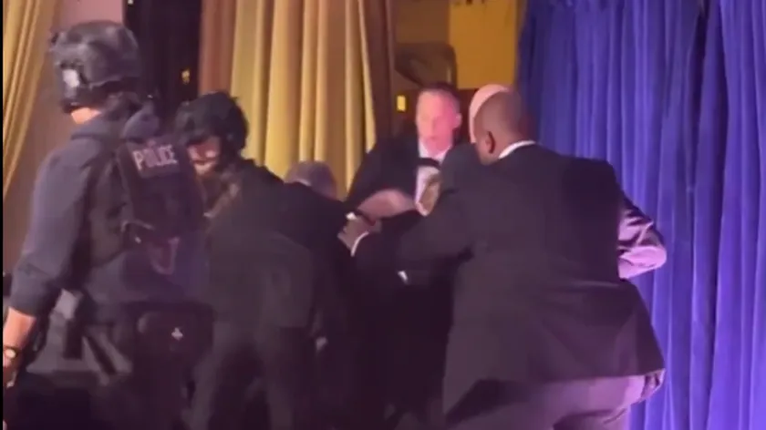 ABD'de Başkan Trump'ın Katıldığı Yemekte Silah Sesleri Sonrası Tahliye Edildiği Bildirildi