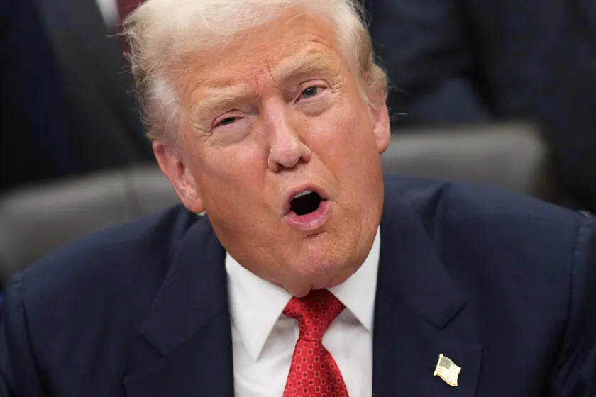 Donald Trump, İran'daki protestoculara "yardım yolda" mesajı verirken, İran İslam Cumhuriyeti'ne karşı askeri müdahale olasılığını değerlendiriyor.