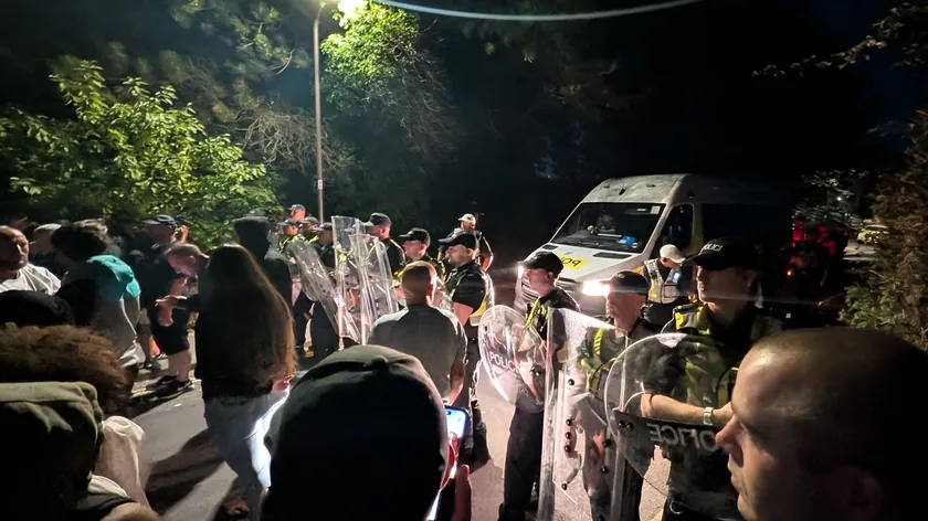 Portsmut'ta 140 göçmen taşıyan teknenin gelmesi nedeniyle şiddetli protestolar yaşandı.